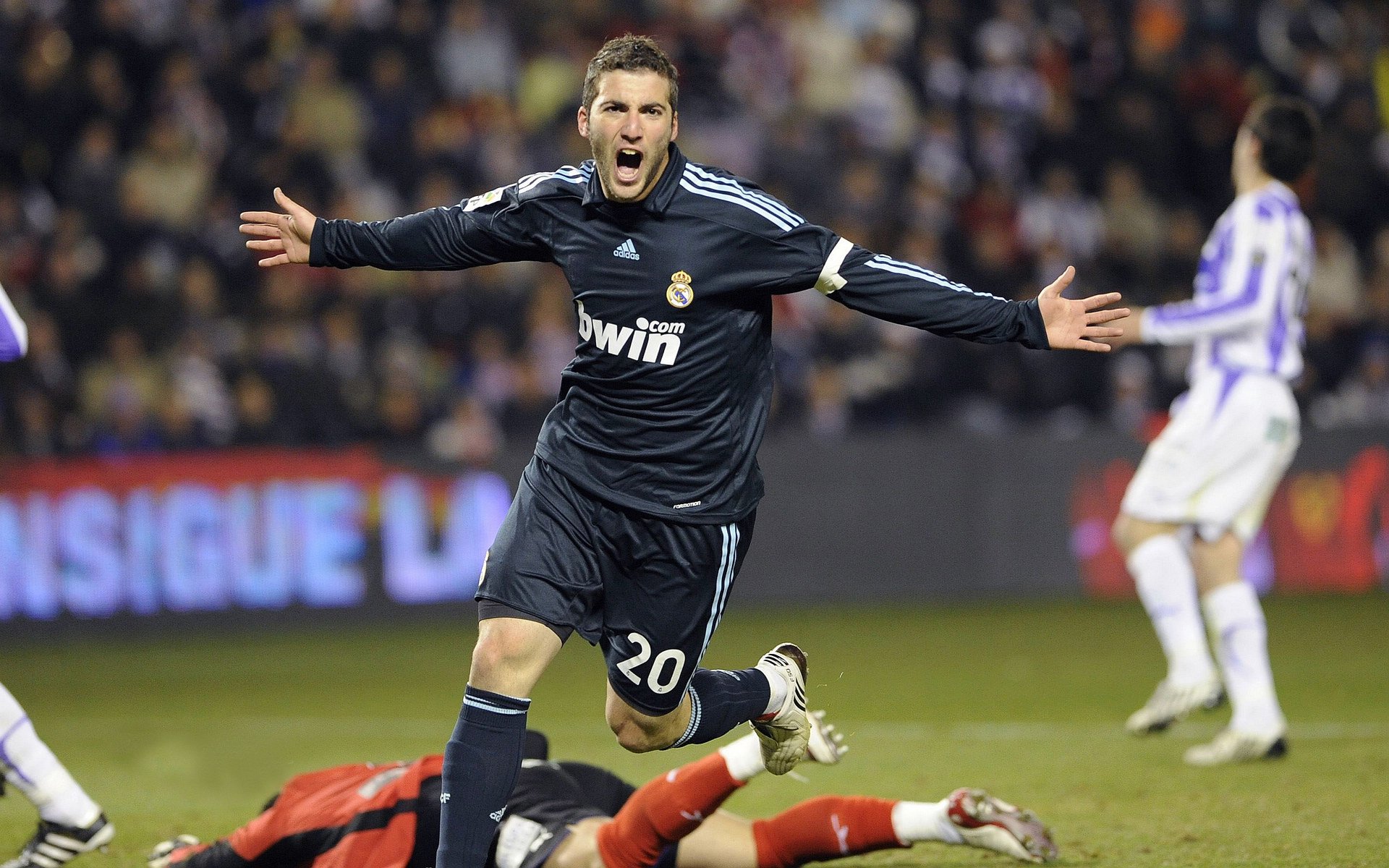 德甲争冠战之夜,巴雷拉用个人能力撕碎剧本,书写凡人史诗